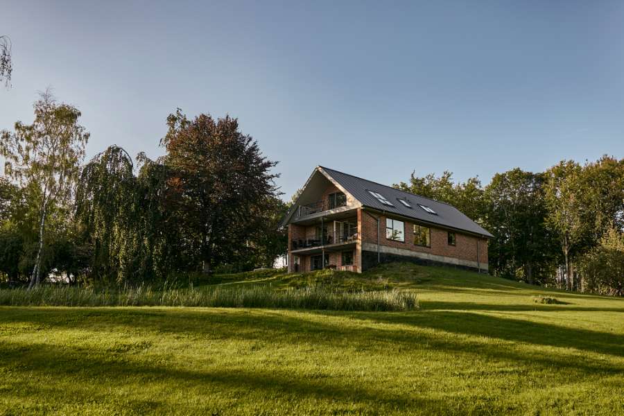 Sommerlys sænker sig over stålprofiler i skoven, Klæstruplundvej 11, 9240 Nibe